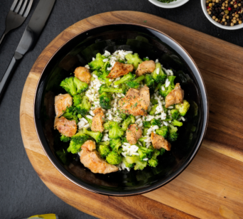 Rijst met kip en broccoli maaltijd
