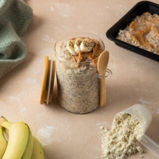 Leckere Bananen-Erdnussbutter-Overnight-Oats mit hohem Proteingehalt