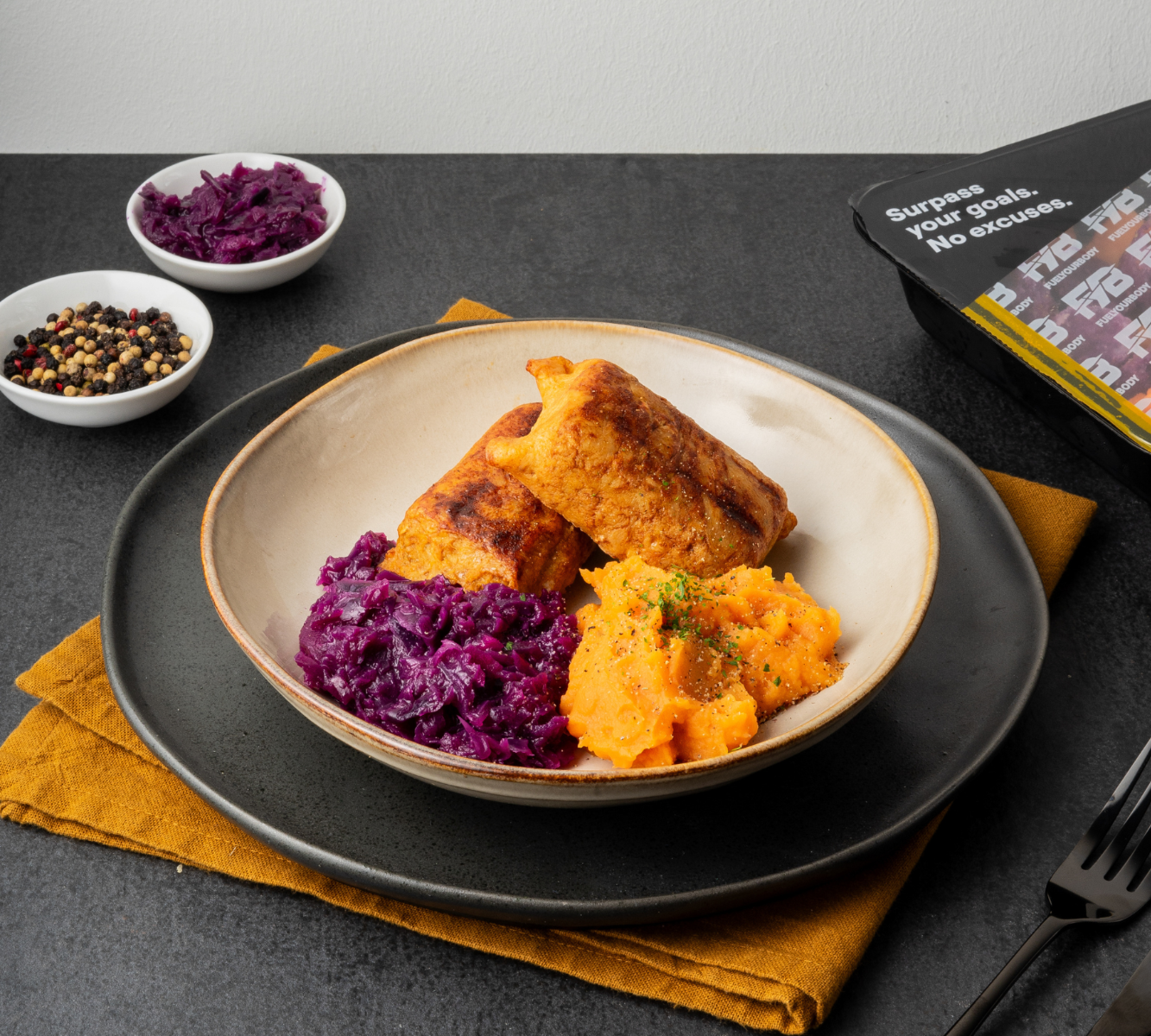 Süßkartoffelpüree - Hähnchen Hackfleisch Rolle - Apfelrotkohl (mit Gewürz)