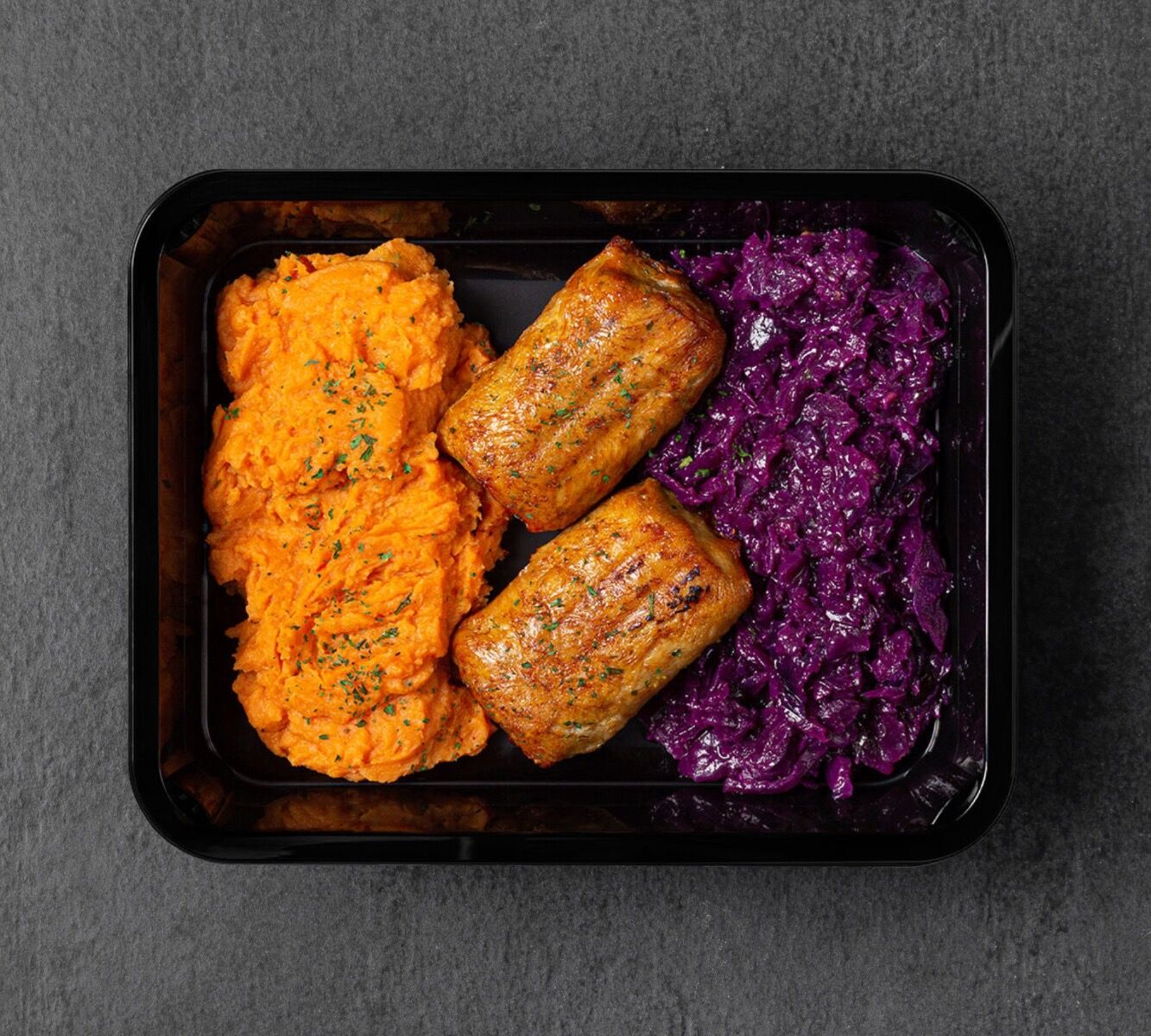 Süßkartoffelpüree - Hähnchen Hackfleisch Rolle - Apfelrotkohl (mit Gewürz)