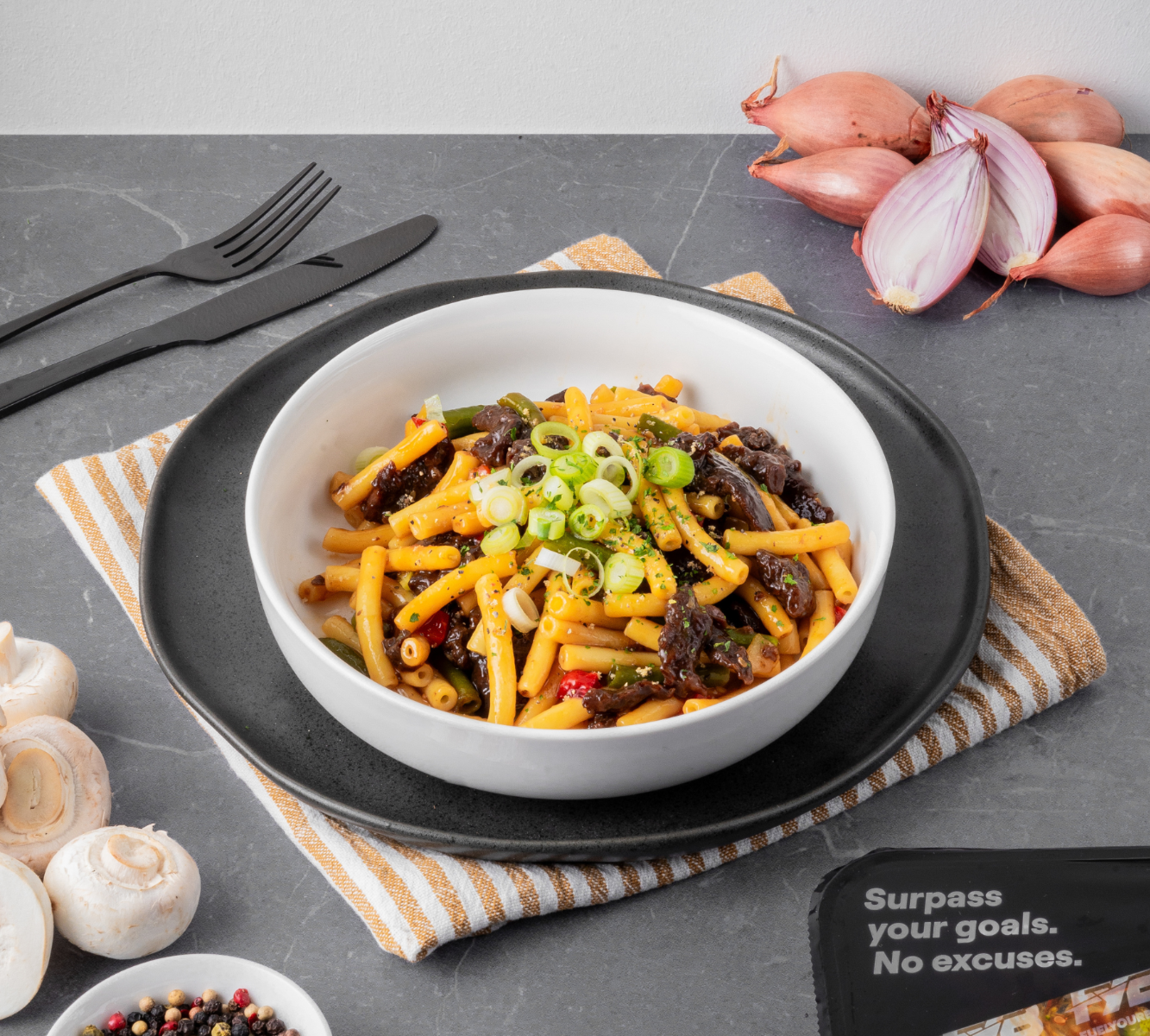Makkaroni - Teriyaki Rindfleischstreifen - Wok Gemüse