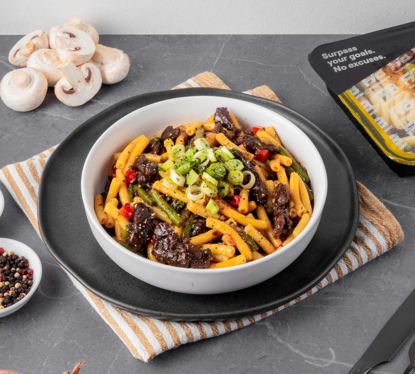 Makkaroni - Teriyaki Rindfleischstreifen - Wok Gemüse [BULK]