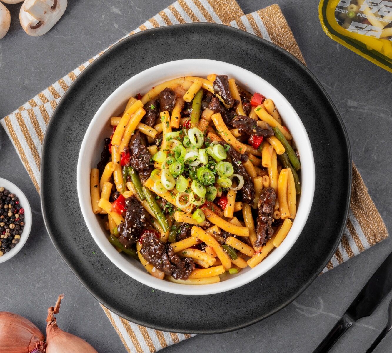 Makkaroni - Teriyaki Rindfleischstreifen - Wok Gemüse [BULK]
