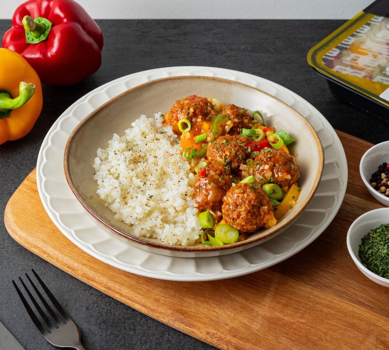 Blumenkohl Reis - Sweet Chili Rindfleischbällchen - Paprika-Zwiebel-Mischung [LOWCARB]