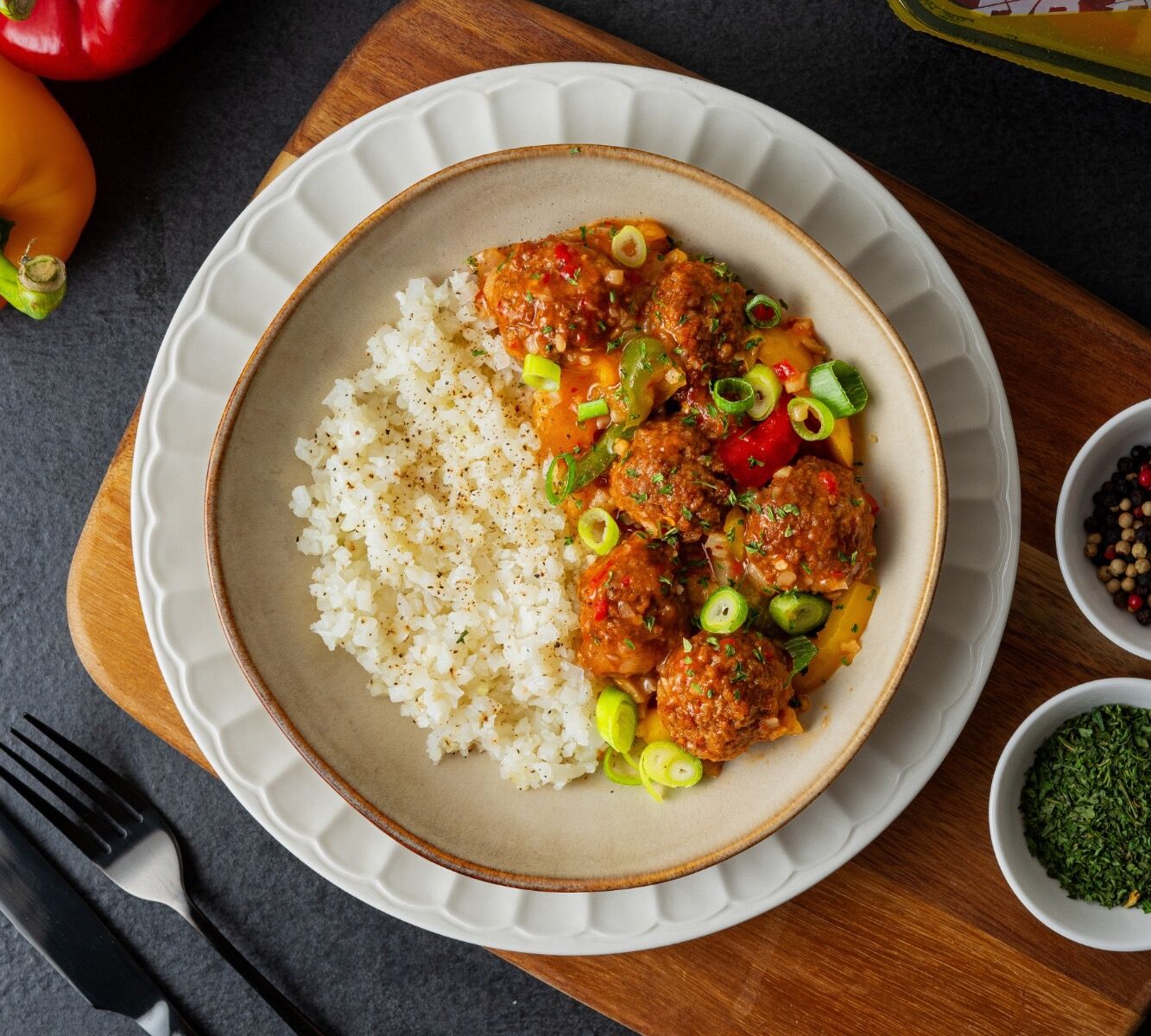 Blumenkohl Reis - Sweet Chili Rindfleischbällchen - Paprika-Zwiebel-Mischung [LOWCARB]