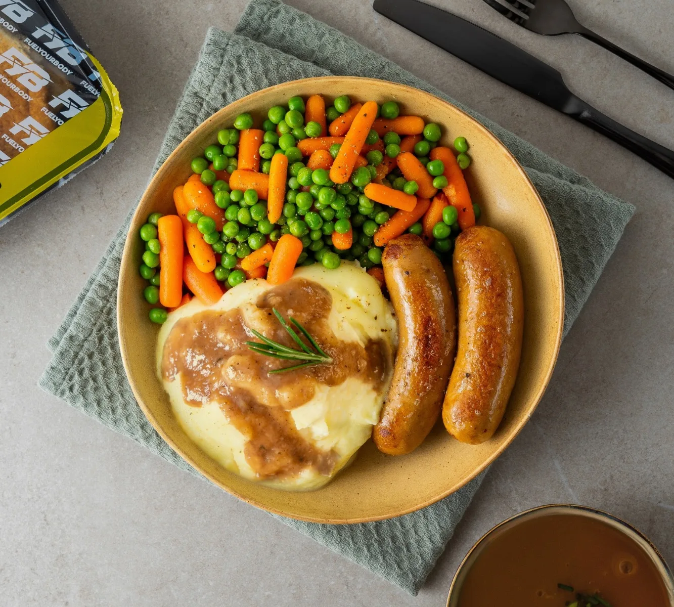 Kartoffelpüree - Hühnerwurst - Erbsen und Möhren (mit Soße) [BULK]