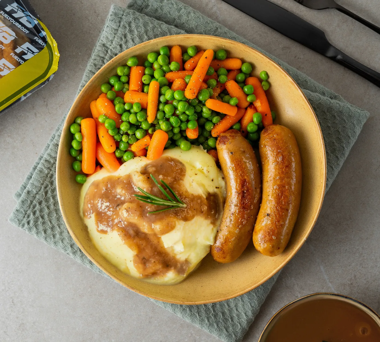 Kartoffelpüree - Hühnerwurst - Erbsen und Möhren (mit Soße) [BULK]